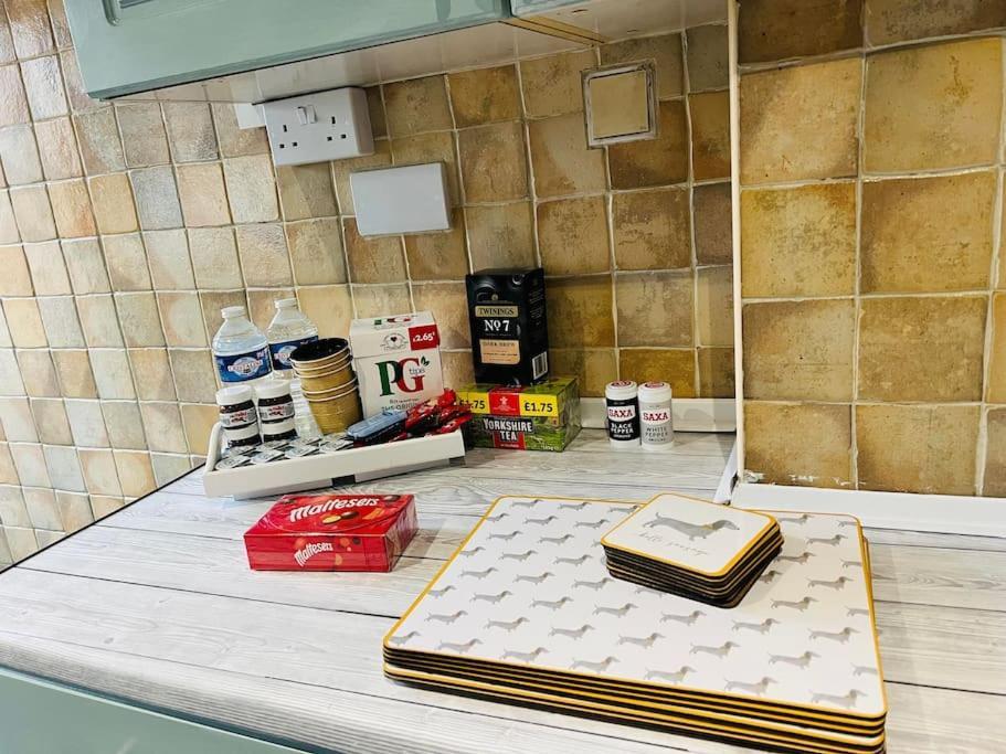 The White House - Cheerful 3 Bedroom Home In Wigan - Ince - Sleeps 7 - Parking - Work Space - Great Motorway Links Exterior foto