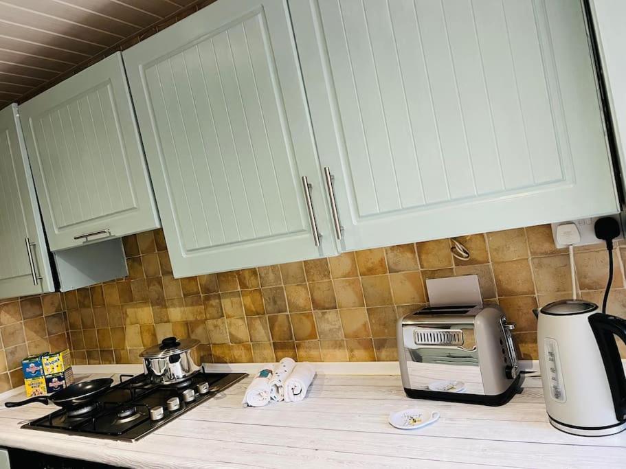 The White House - Cheerful 3 Bedroom Home In Wigan - Ince - Sleeps 7 - Parking - Work Space - Great Motorway Links Exterior foto