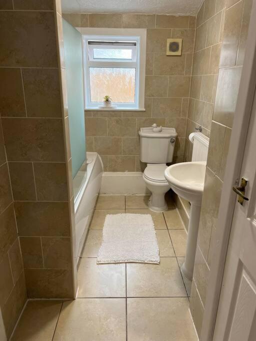 The White House - Cheerful 3 Bedroom Home In Wigan - Ince - Sleeps 7 - Parking - Work Space - Great Motorway Links Exterior foto