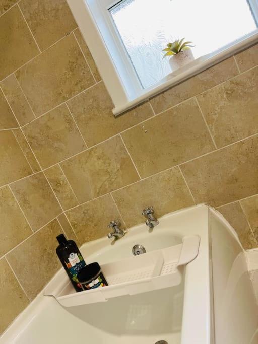 The White House - Cheerful 3 Bedroom Home In Wigan - Ince - Sleeps 7 - Parking - Work Space - Great Motorway Links Exterior foto