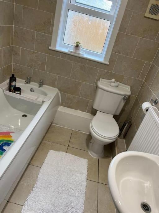 The White House - Cheerful 3 Bedroom Home In Wigan - Ince - Sleeps 7 - Parking - Work Space - Great Motorway Links Exterior foto